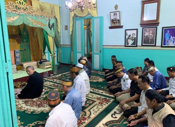 Silaturahmi ke Istana Amantubillah, Midji Diminta Jadi Imam Salat Berjemaah