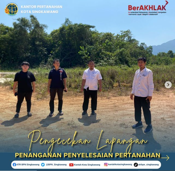 Kantor Pertanahan Kota Singkawang melaksanakan pengecekan lapangan penanganan penyelesaian pertanahan di Kelurahan Sijangkung, Kecamatan Singkawang Selatan