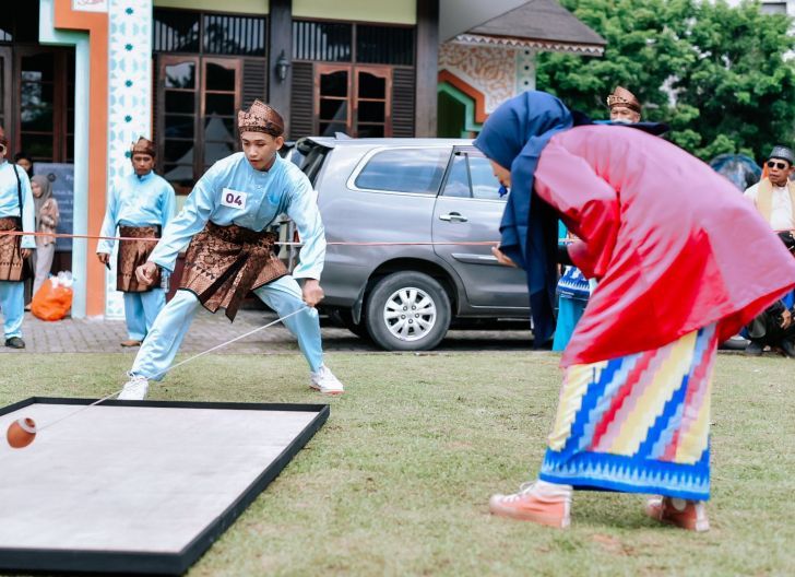 Ferdi dan Firman Akbar dari Kapuas Hulu Juara Uri Gasing di Festival Melayu XIII