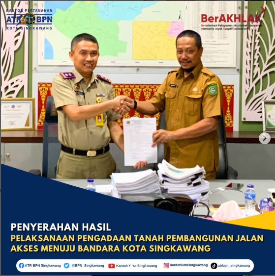 Kepala Kantor Pertanahan Kota Singkawang secara resmi menyerahkan Dokumen Hasil Pengadaan Tanah Pembangunan Jalan Akses Menuju Bandara Kota Singkawang kepada Kepala Dinas PUPR Kota Singkawang