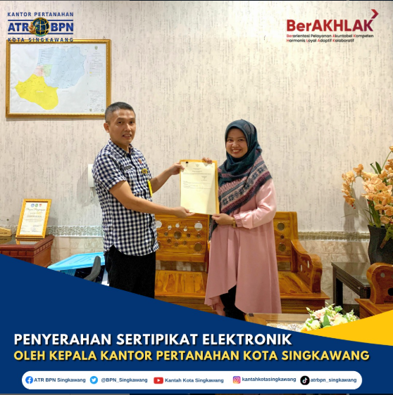 Penyerahan Sertipikat Elektronik oleh Kepala Kantor Pertanahan Kota Singkawang kepada pemohon