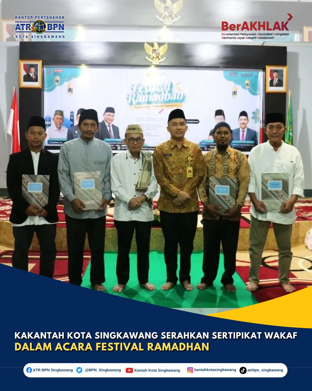 Kepala Kantor Pertanahan Kota Singkawang secara simbolis menyerahkan sertipikat tanah wakaf kepada lima nadzir dalam acara Festival Ramadhan
