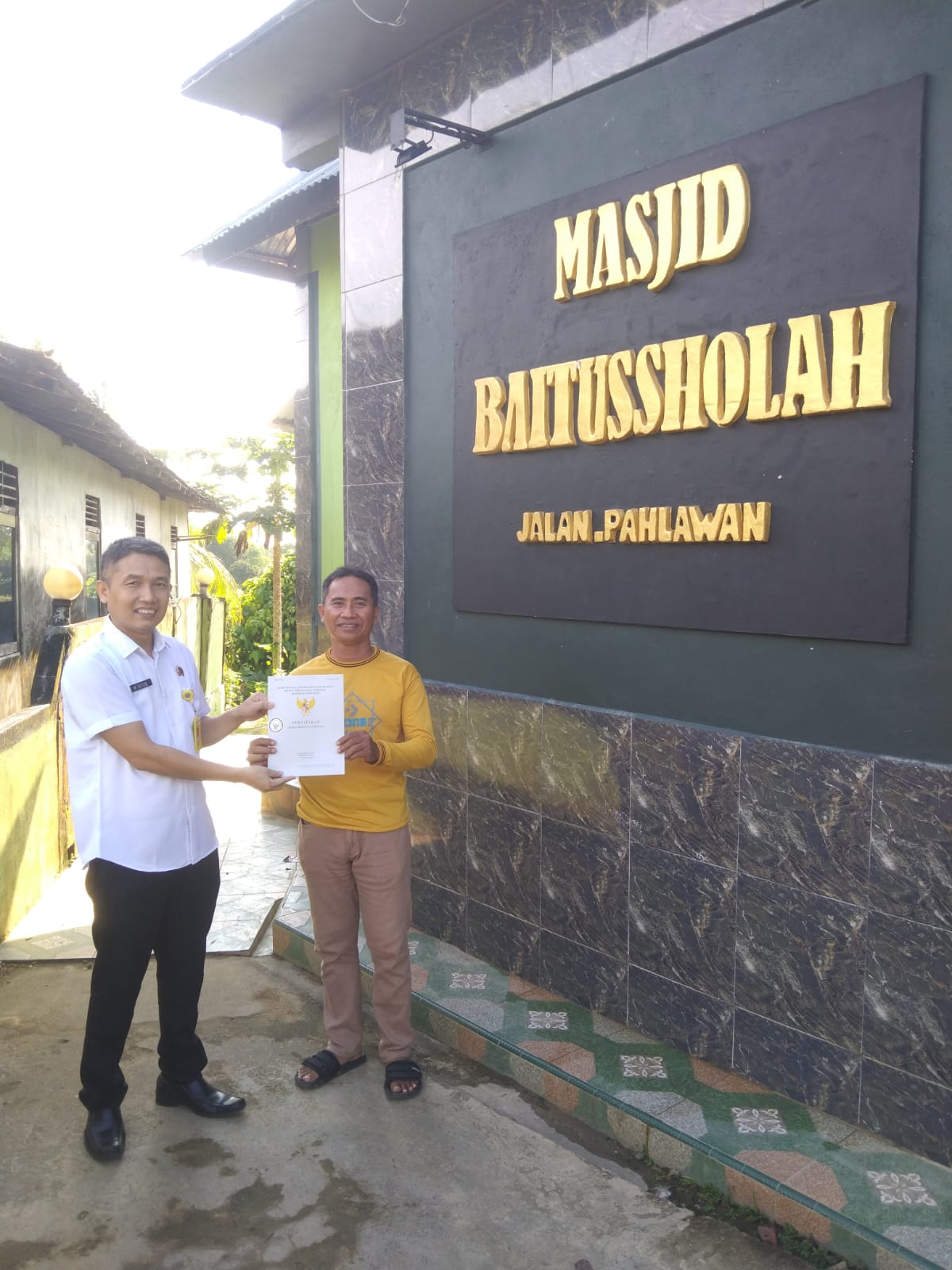 Penyerahan Sertipikat Wakaf Masjid Baitussholah oleh Kepala Kantor Pertanahan Kota Singkawang
