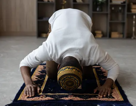 Duduk di Antara Dua Sujud: Momen Singkat, Doa Mendalam