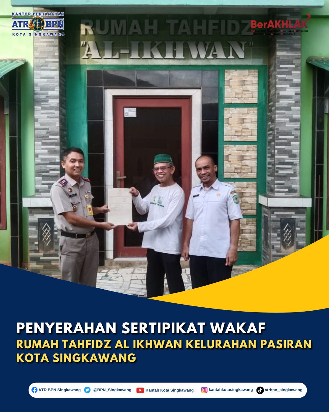 Penyerahan Sertipikat Wakaf Rumah Tahfidz Al Ikhwan di Kelurahan Pasiran Kota Singkawang oleh Kepala Kantor Pertanahan Kota Singkawang