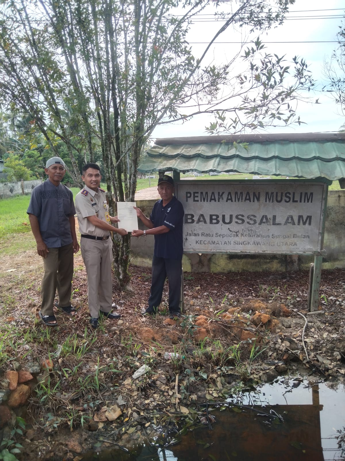 Kepala Kantor Pertanahan Kota Singkawang Menyerahkan Sertipikat Wakaf Pemakaman Muslim Babussalam Kelurahan Sungai Bulan