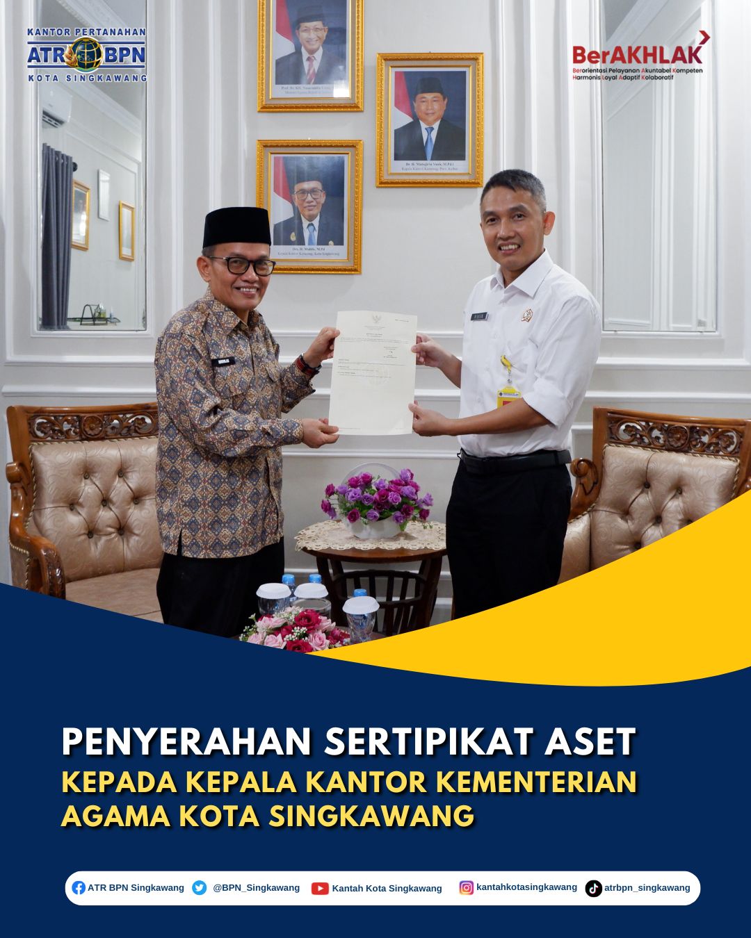 PENYERAHAN SERTIPIKAT ASET KEPADA KEPALA KANTOR KEMENTERIAN AGAMA KOTA SINGKAWANG