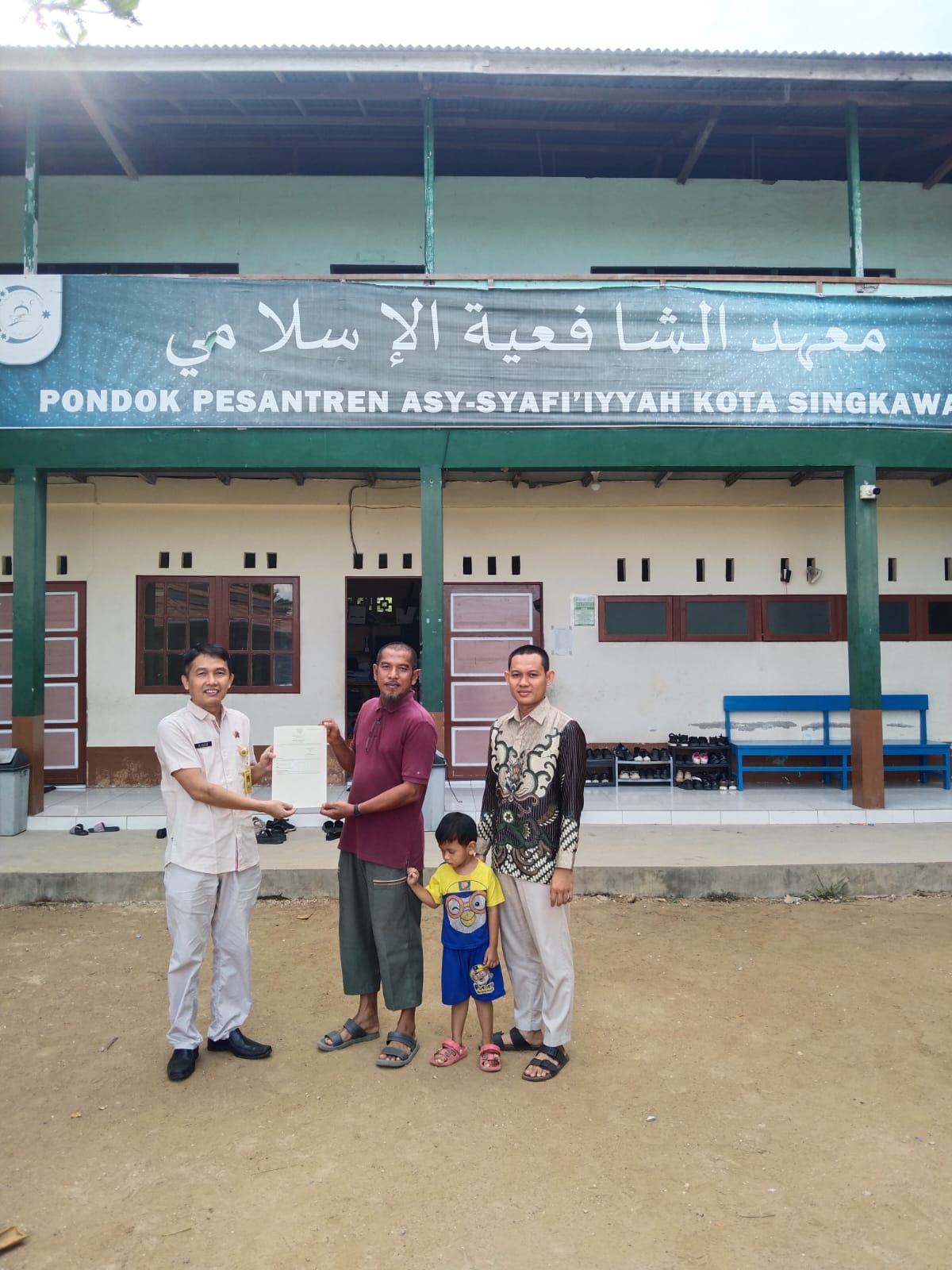 PENYERAHAN SERTIPIKAT WAKAF PONDOK PESANTREN ASY SYAFI’IYYAH KELURAHAN CONDONG KOTA SINGKAWANG