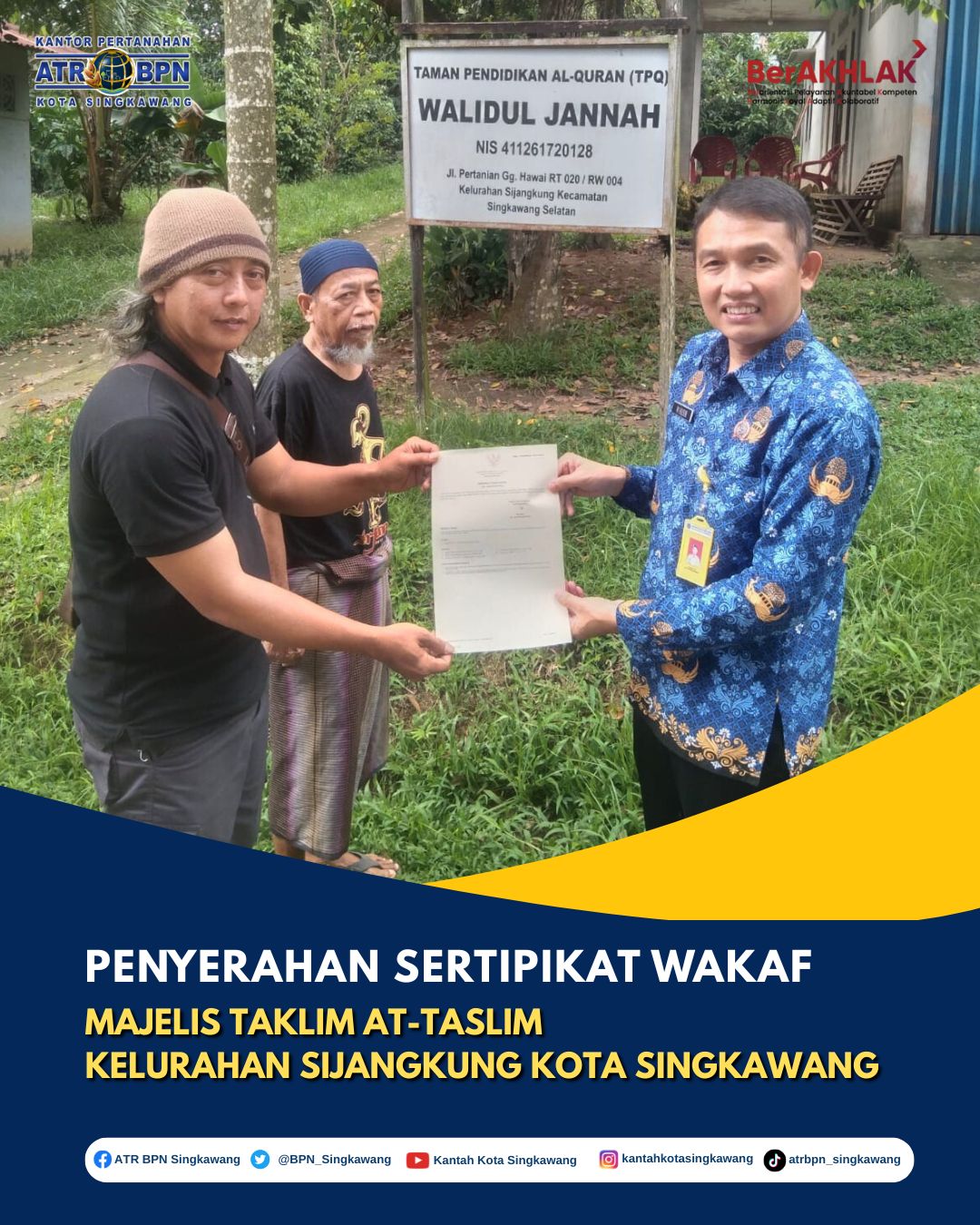 PENYERAHAN SERTIPIKAT WAKAF MAJELIS TAKLIM AT-TASLIM KELURAHAN SIJANGKUNG KOTA SINGKAWANG
