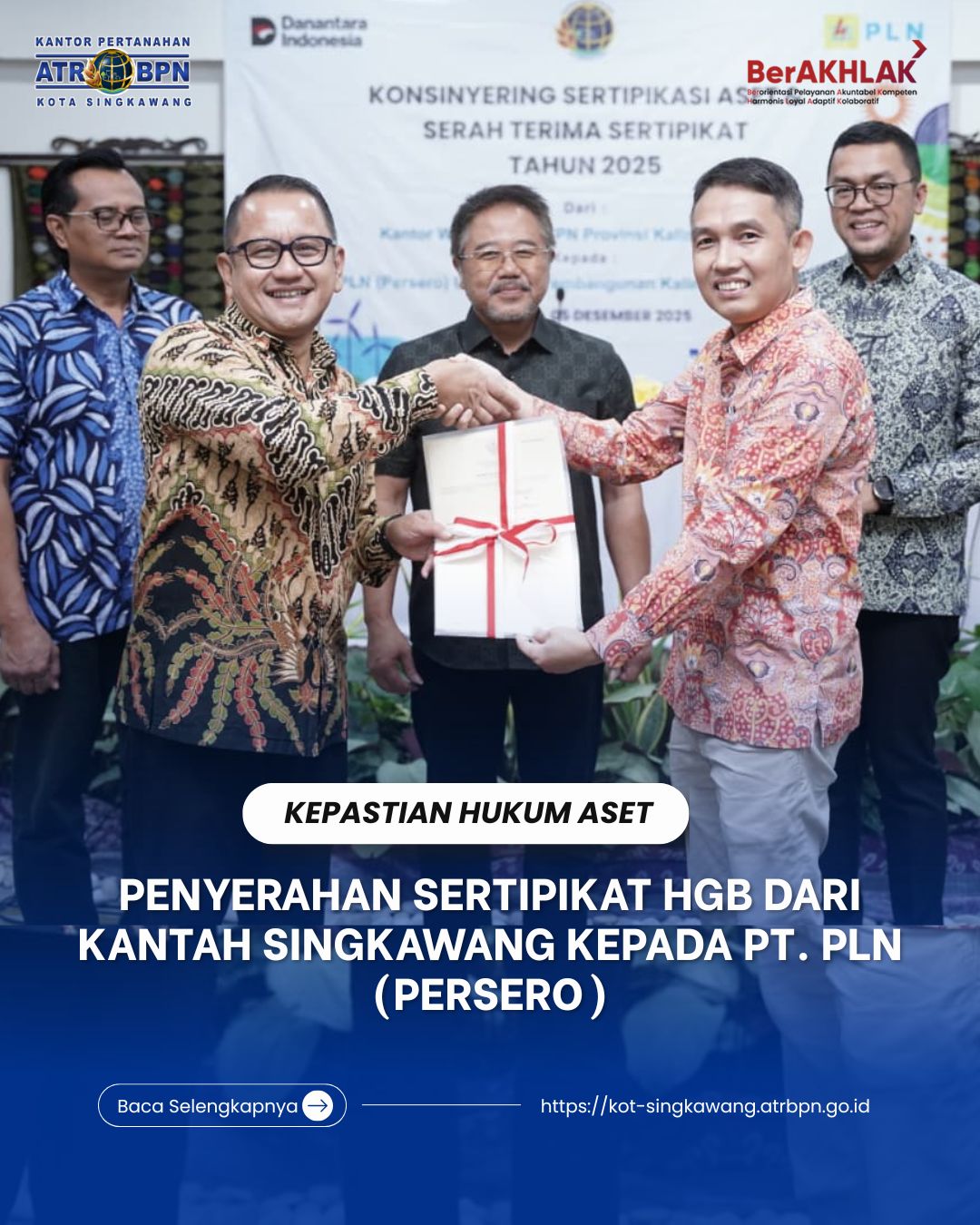 Penyerahan Sertipikat HGB dari Kantah Kota Singkawang kepada PT. PLN (Persero)