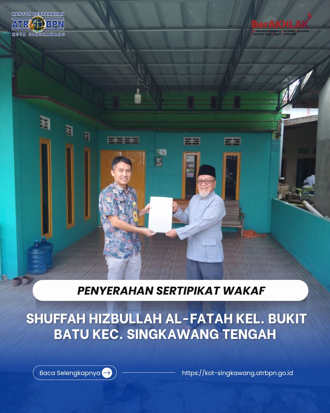PENYERAHAN SERTIPIKAT WAKAF SHUFFAH HIZBULLAH AL-FATAH DI KELURAHAN BUKIT BATU