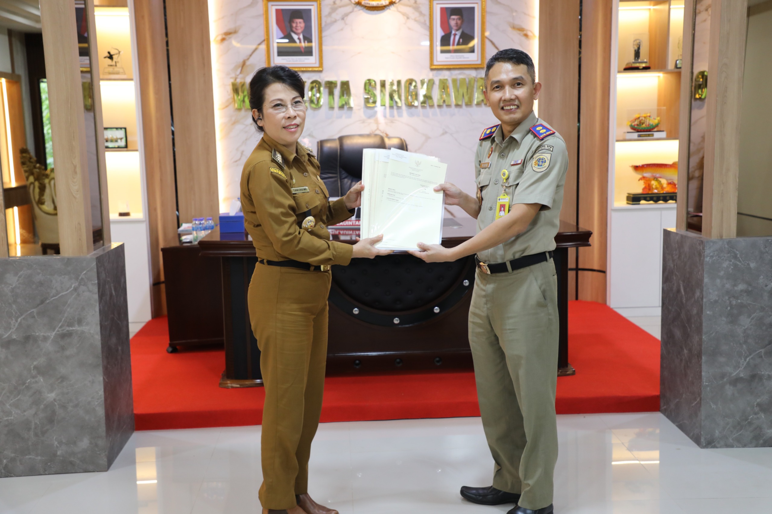 Perkuat Kepastian Hukum Aset Daerah, 40 Sertipikat Hak Pakai Diserahkan ke Pemkot Singkawang