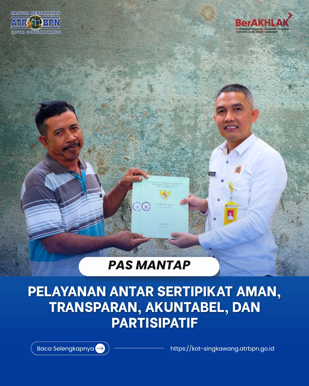 Penyerahan sertipikat kepada pemohon oleh Kepala Kantor Pertanahan Kota Singkawang